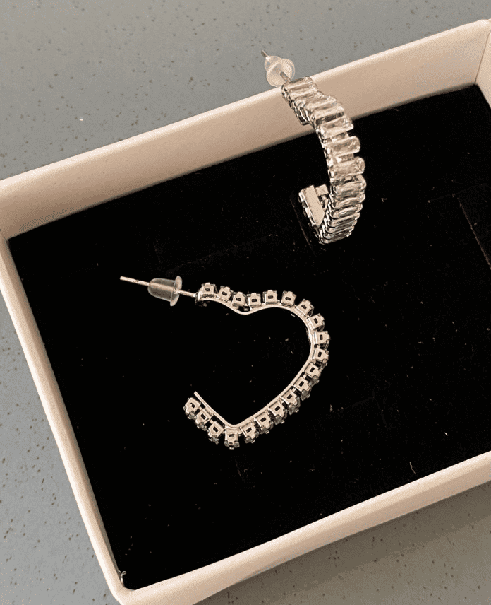 Çelik Kalp Su Yolu Beyaz Baget Taşlı Küpe