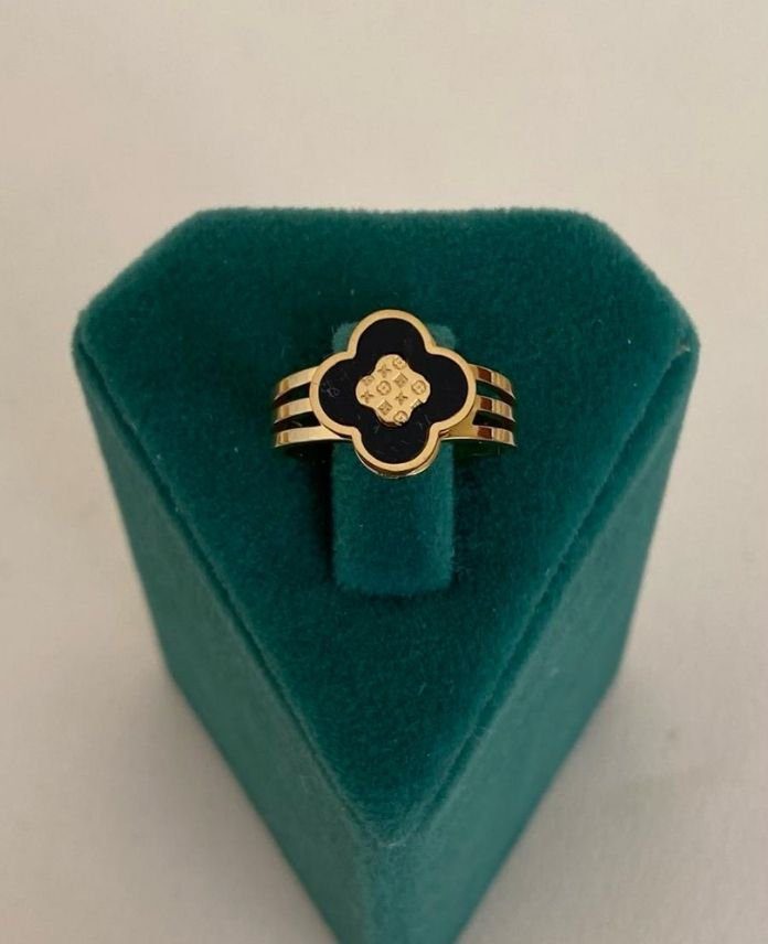 Çelik Gold Ayarlamalı Yonca Siyah Yüzük