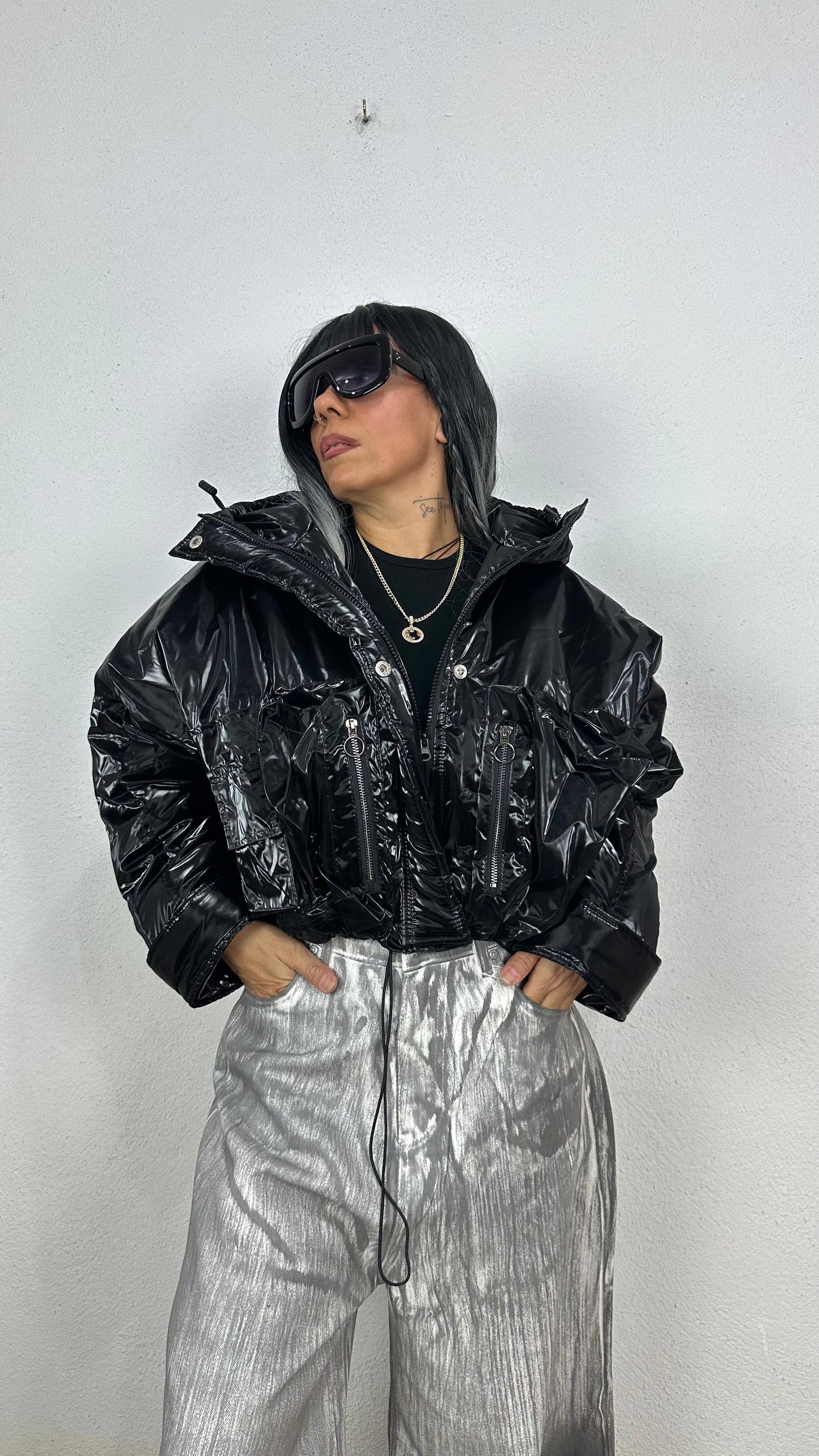 Oversize Parlak Siyah Şişme Kapüşonlu Mont