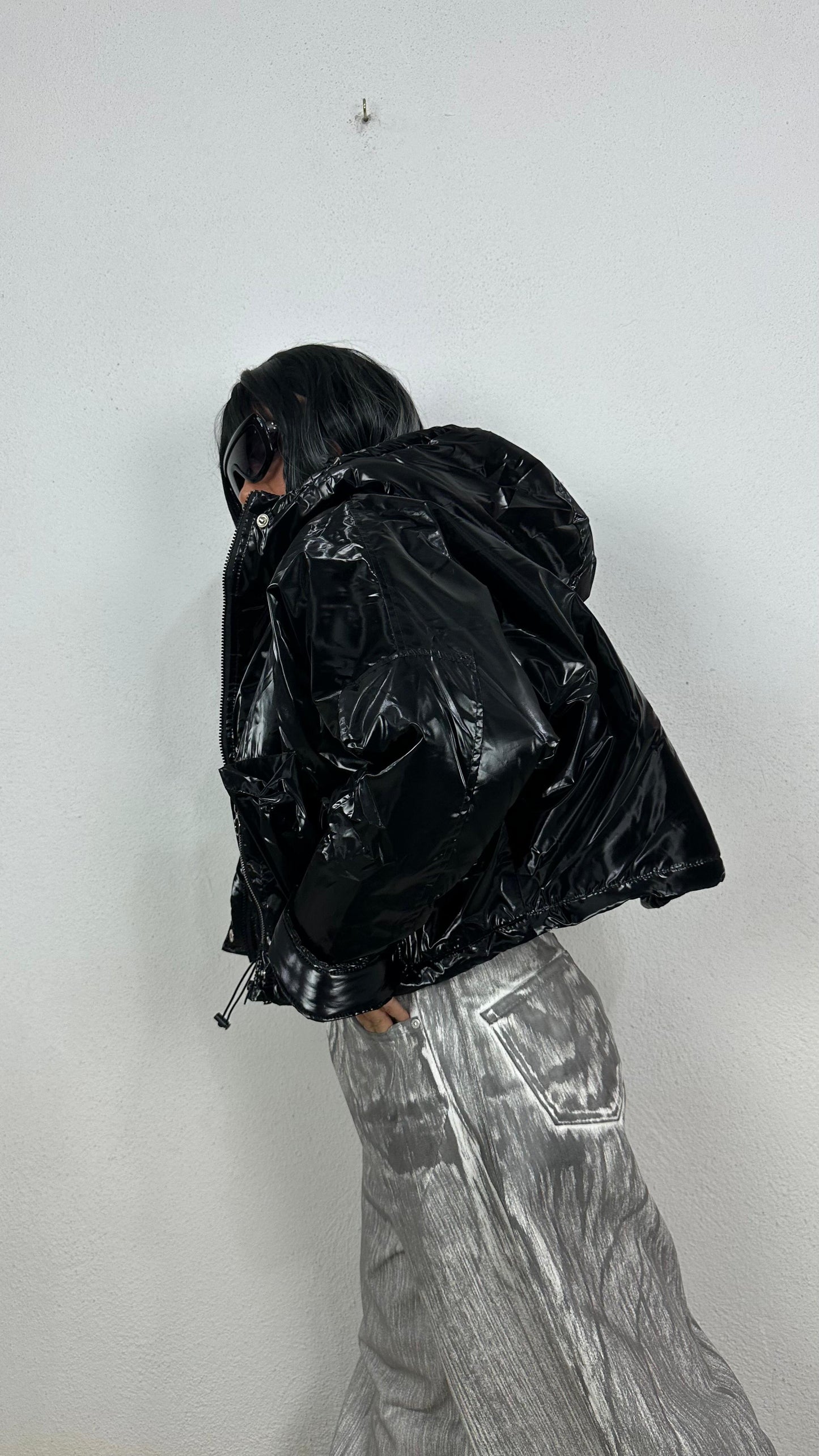Oversize Parlak Siyah Şişme Kapüşonlu Mont