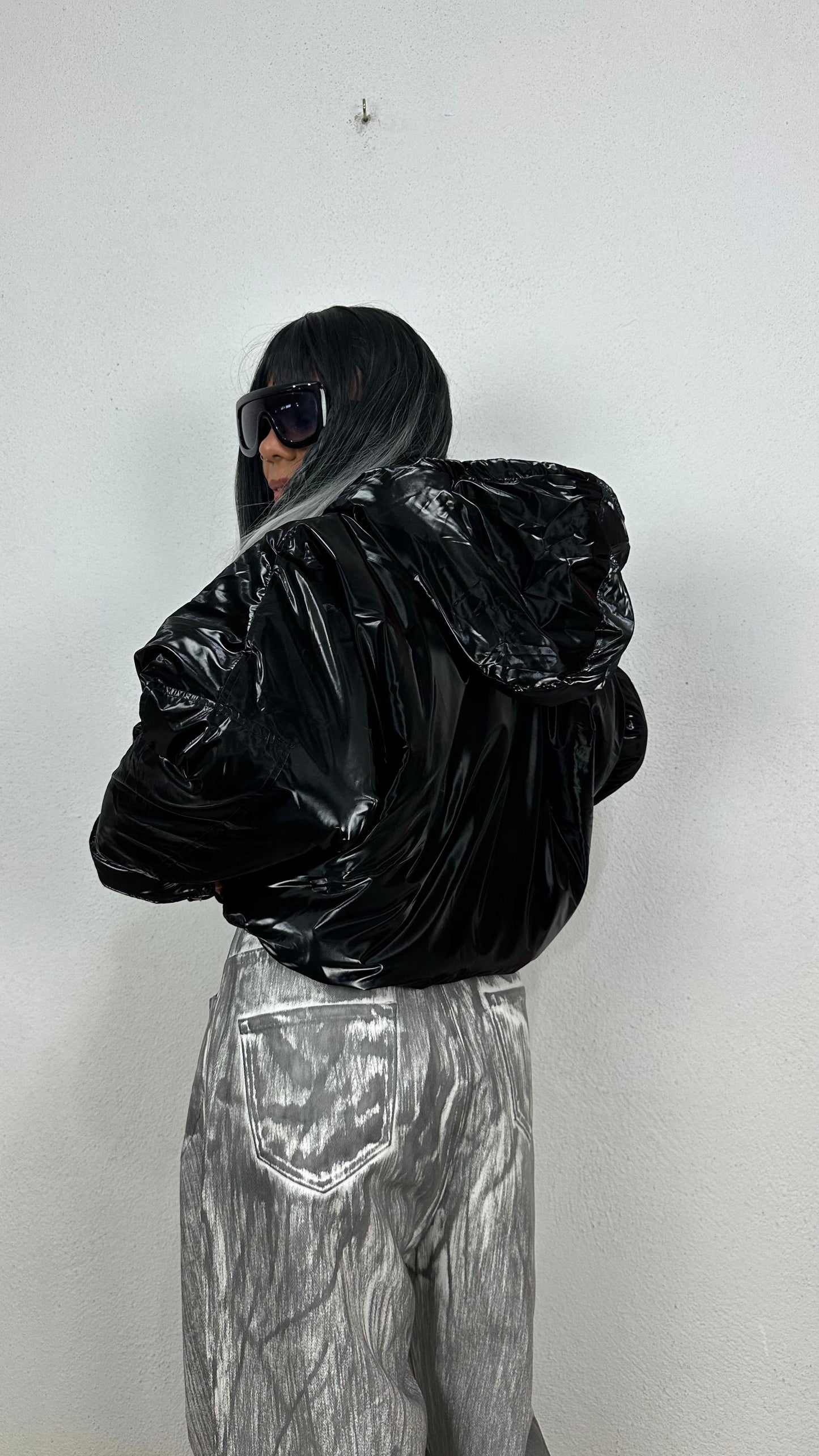 Oversize Parlak Siyah Şişme Kapüşonlu Mont