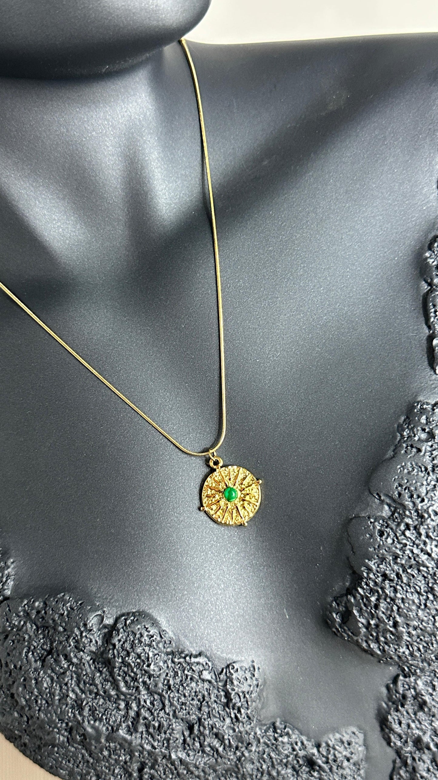 Çelik Gold Renk Güneş Yeşil Taşlı Kolye