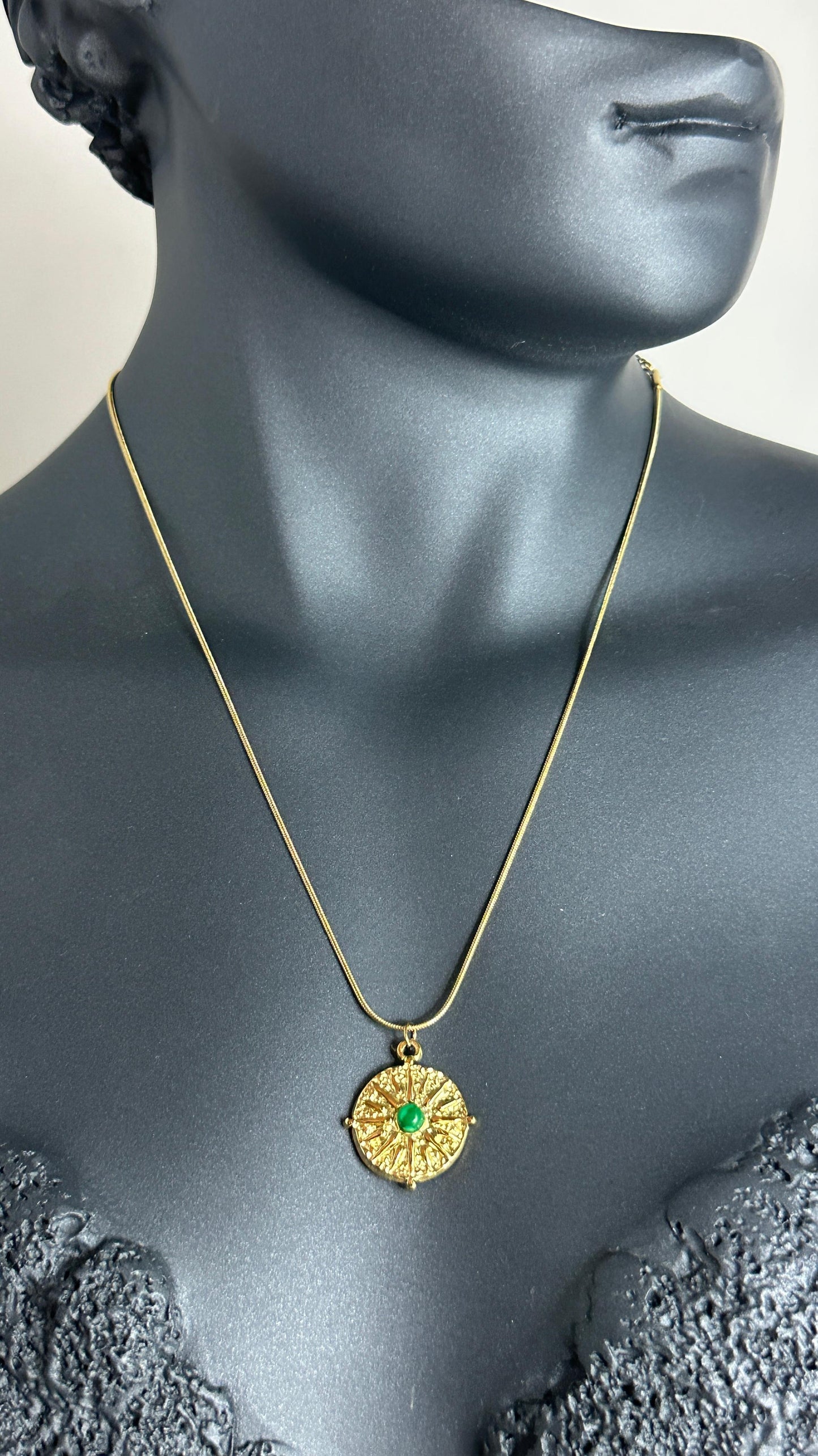 Çelik Gold Renk Güneş Yeşil Taşlı Kolye