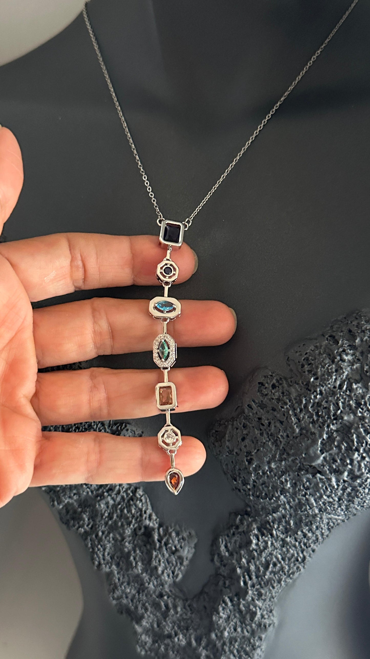 Çelik Silver Renk Zirkon Taşlı Baget Dekolte Y Model Kadın Kolye