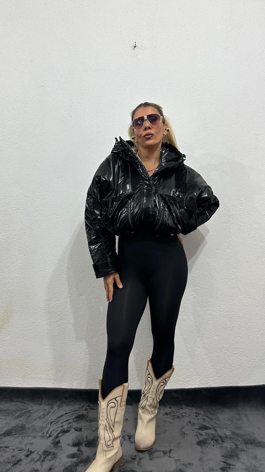 Oversize Parlak Siyah Şişme Kapüşonlu Mont