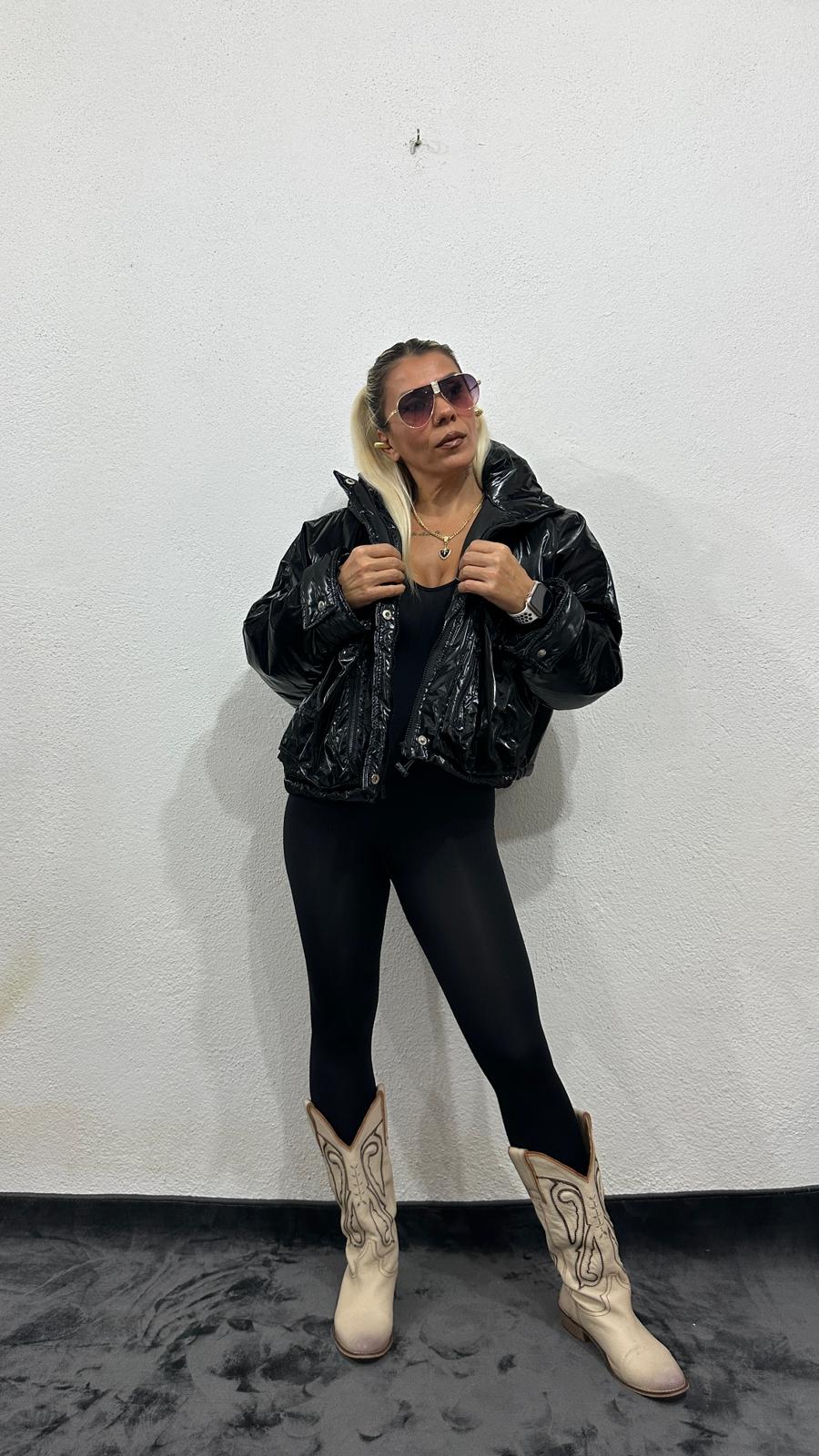 Oversize Parlak Siyah Şişme Kapüşonlu Mont