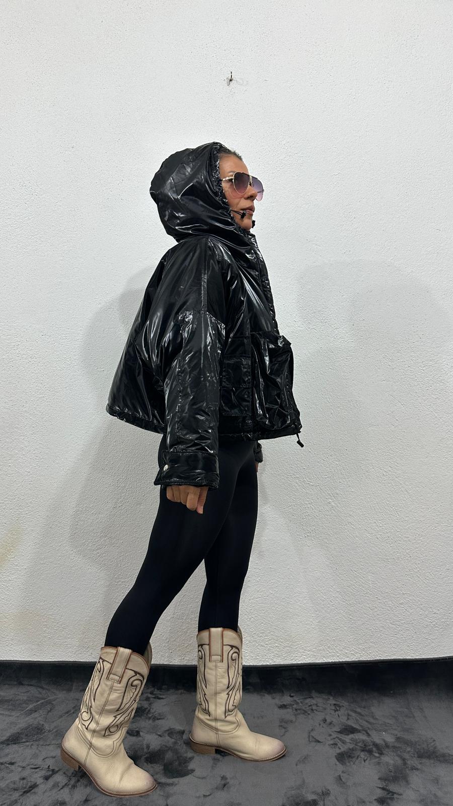 Oversize Parlak Siyah Şişme Kapüşonlu Mont