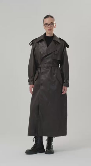 nunu-by-tw-noir-elegance-uzun-suni-deri-kadin-trenckot-kahve-video


